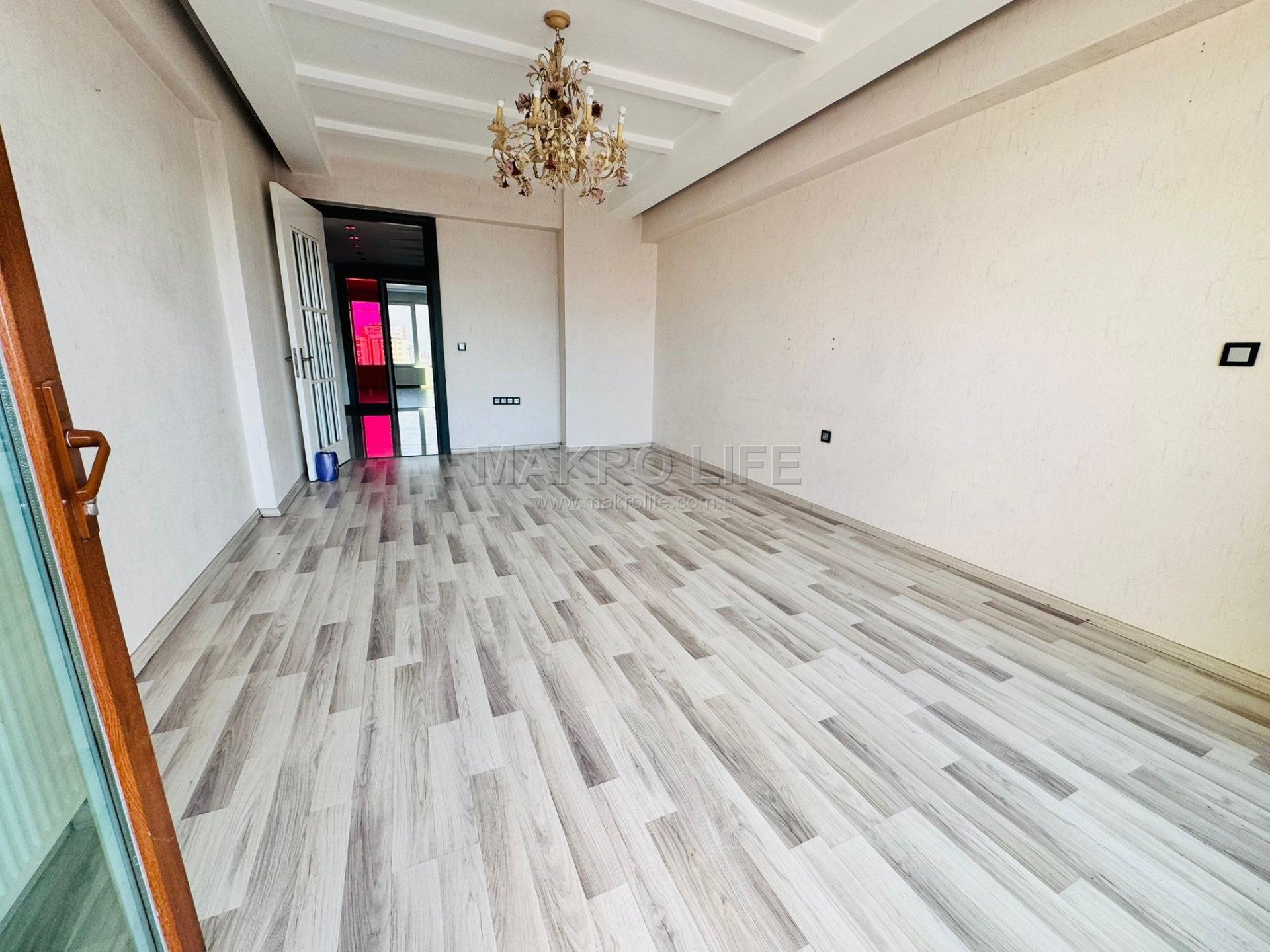 75 CADDE GİRİŞİNDE TAŞINMAYA HAZIR HAVUZLU 4.5+1 SATILIK DAİRE
