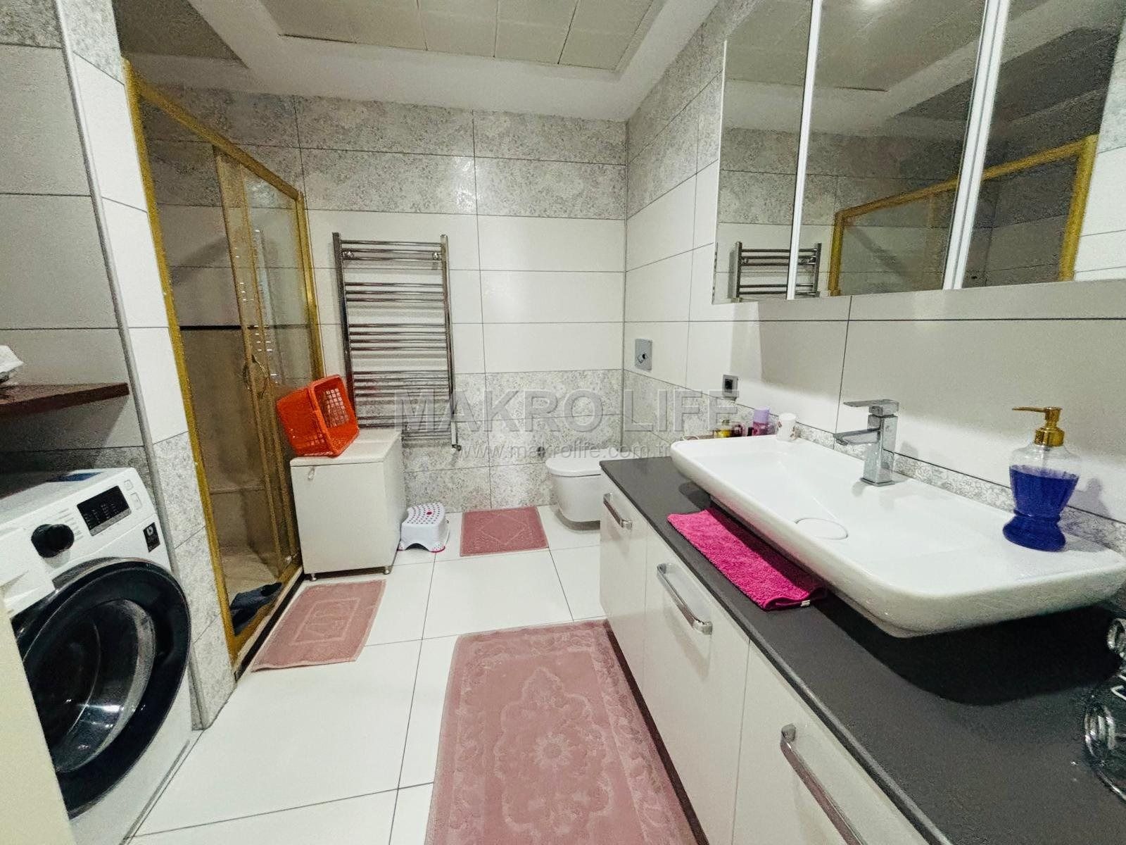 PARK 75 KARŞISINDA CADDE ÜZERİ 5+1 SATILIK DAİRE