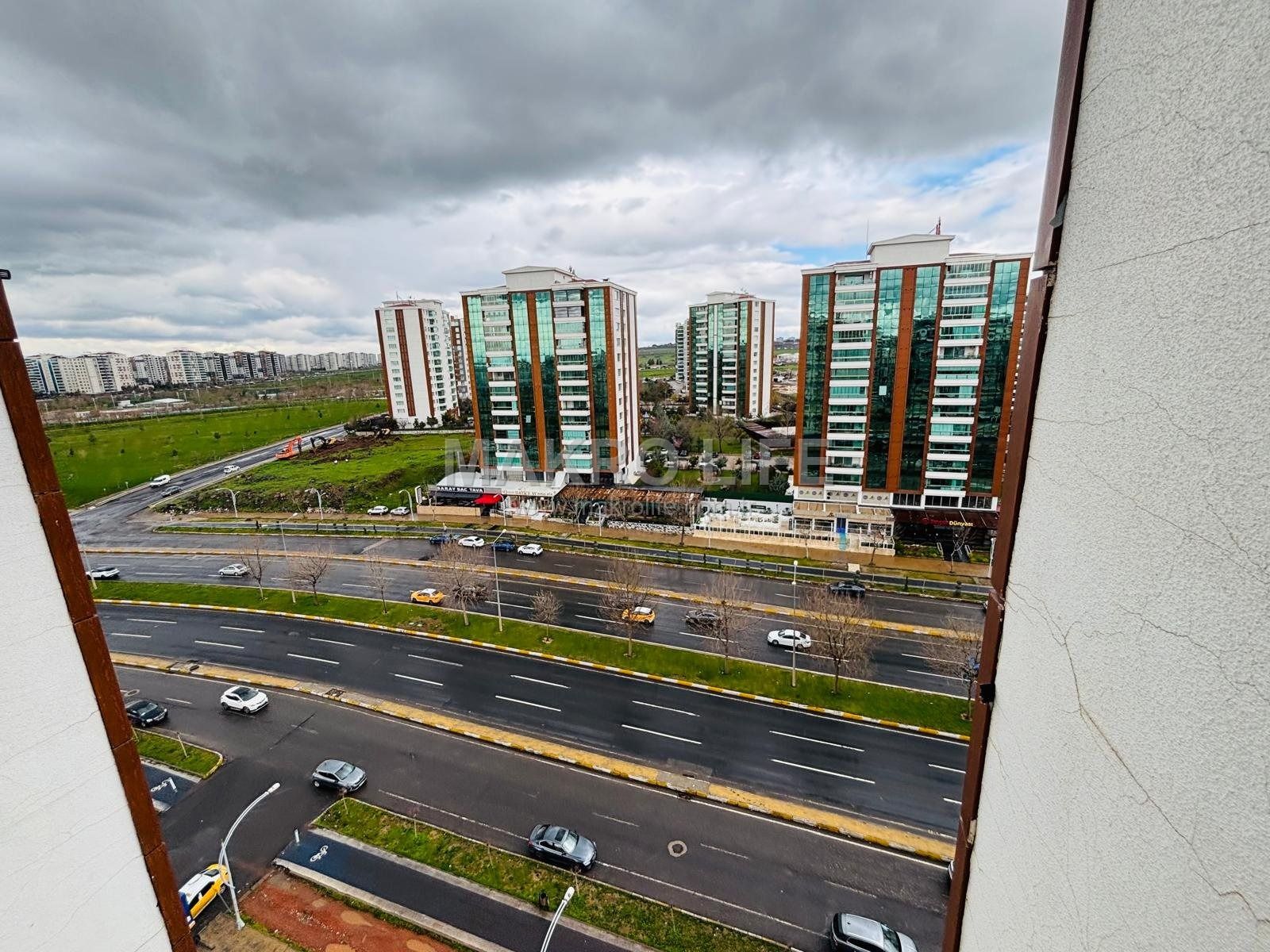 PARK 75 KARŞISINDA CADDE ÜZERİ 5+1 SATILIK DAİRE