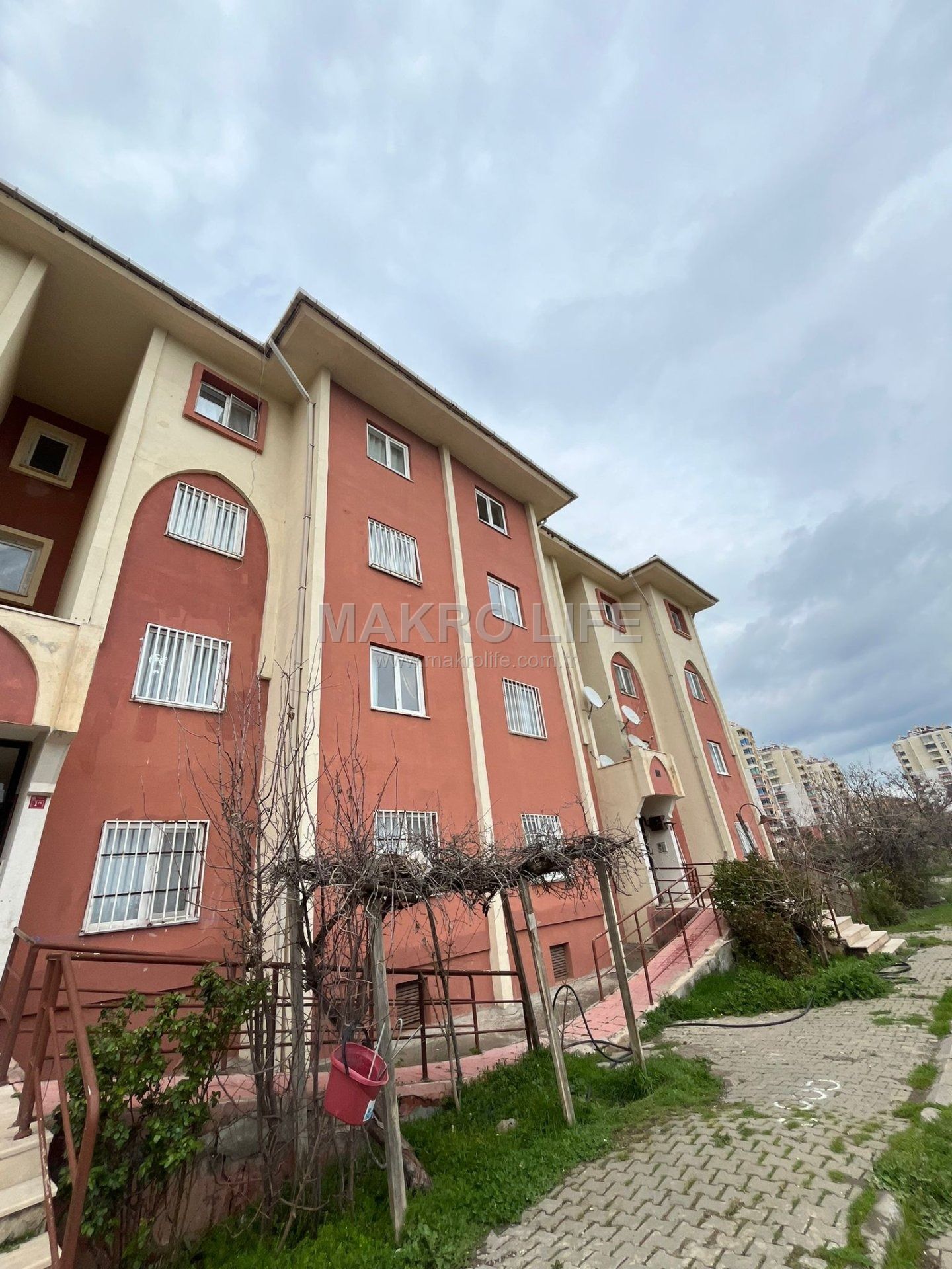 ÜÇKUYULARDA 2+1 İÇİ FUL MASRAFLI ACİL SATILIK DAİRE
