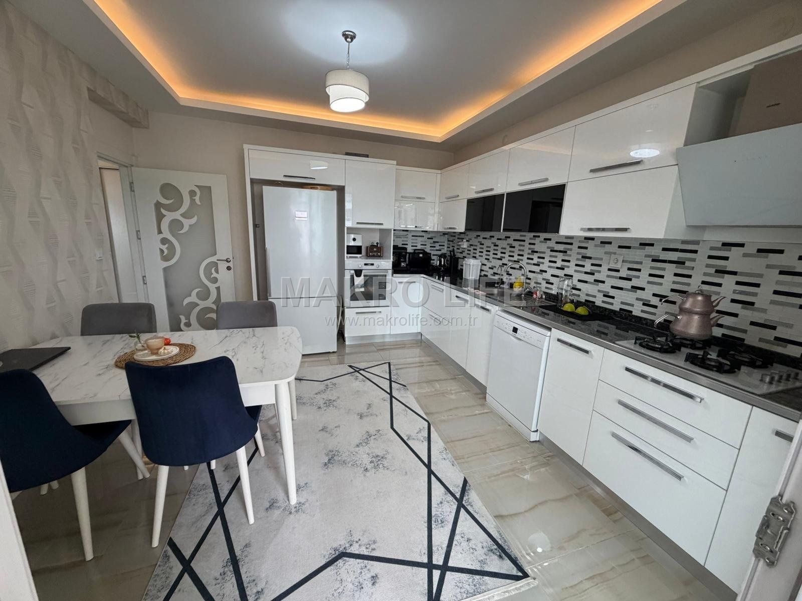 BAĞCILARIN EN GÖZDE NOKTASINDA ANA CADDE ÜZERİ FIRSAT DAİRE!