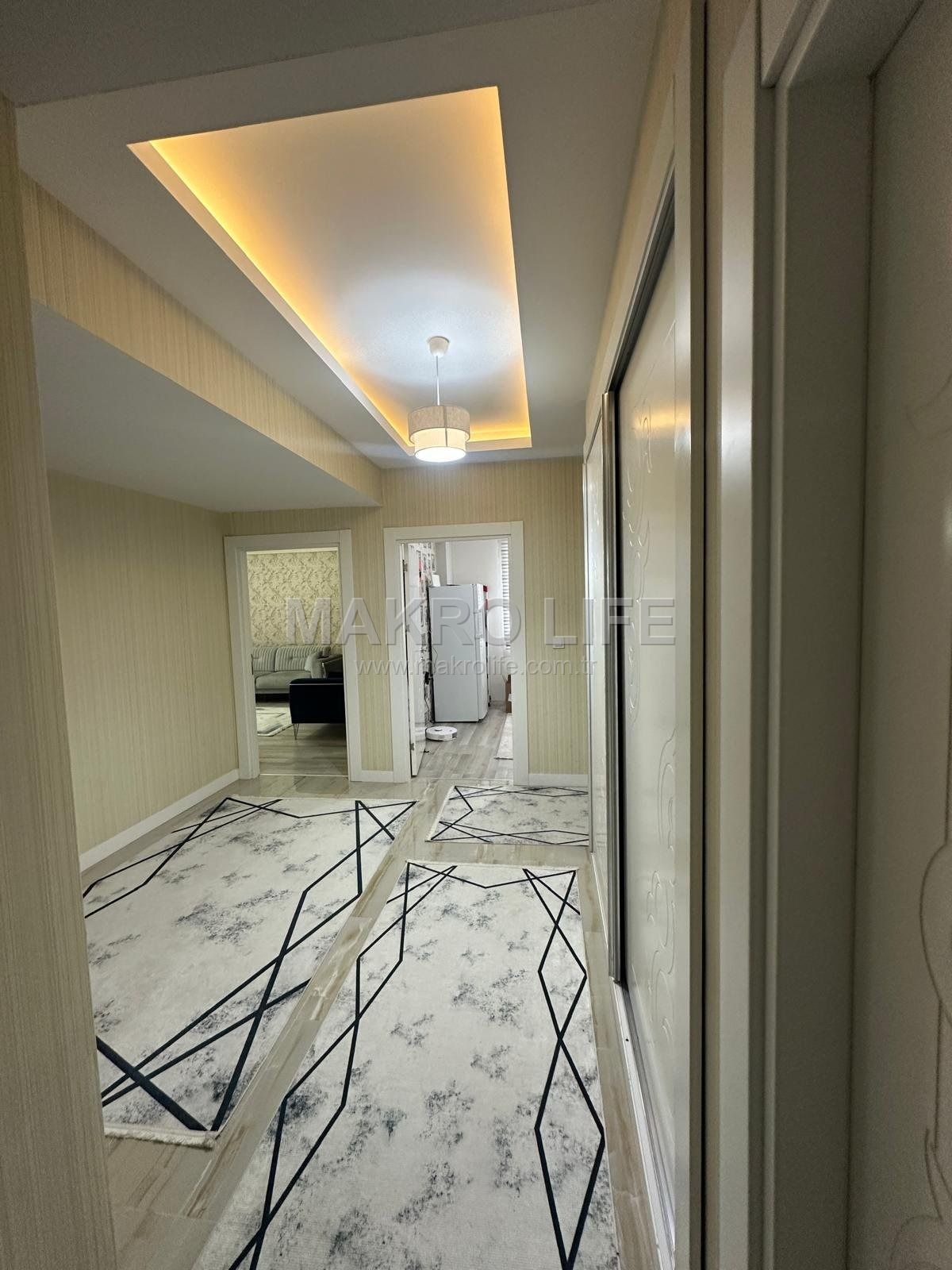 BAĞCILARIN EN GÖZDE NOKTASINDA ANA CADDE ÜZERİ FIRSAT DAİRE!