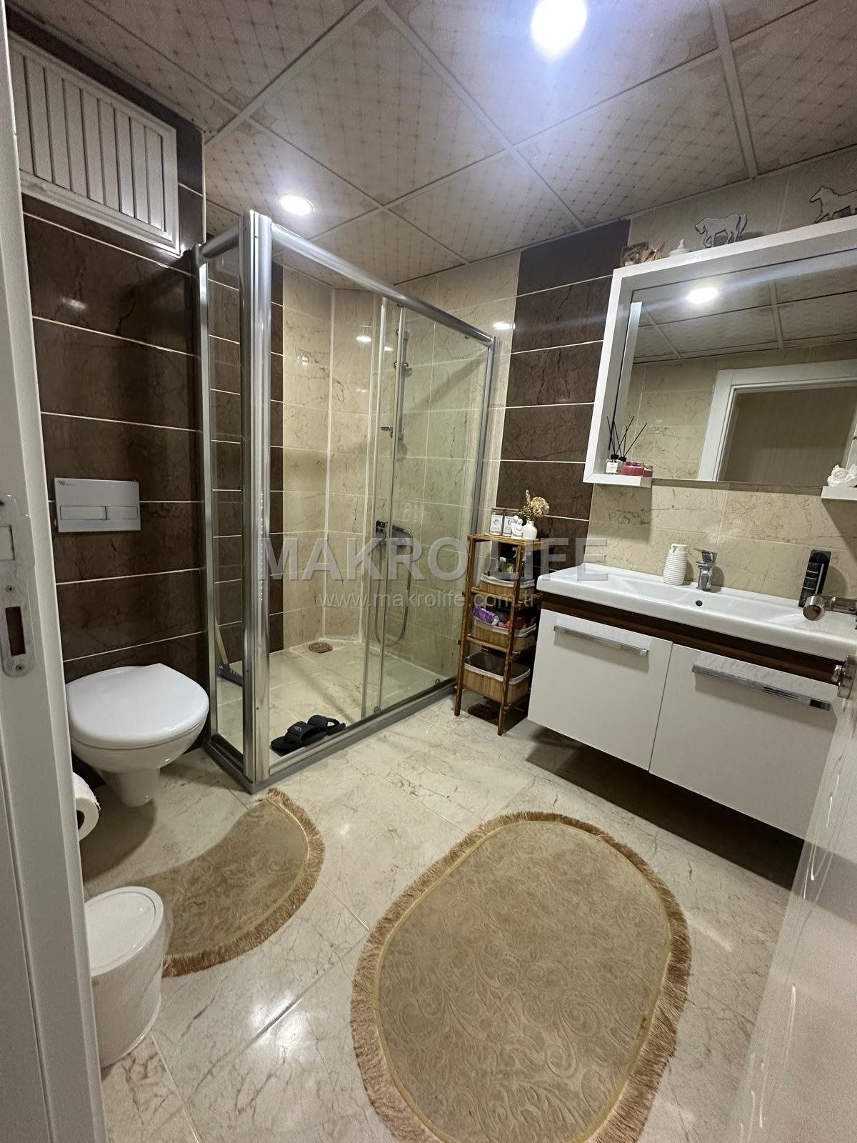 BAĞCILARIN EN GÖZDE NOKTASINDA ANA CADDE ÜZERİ FIRSAT DAİRE!