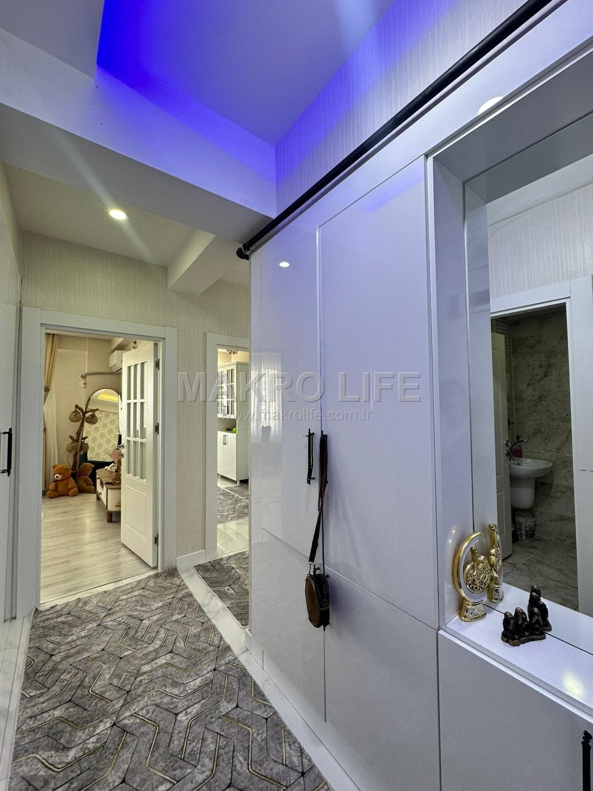 YETİŞAN ALIR! BAĞCILAR NEVRUZ ALANI BİTİŞİĞİNDE 2.5+1 100 M2 FIRSAT DAİRE