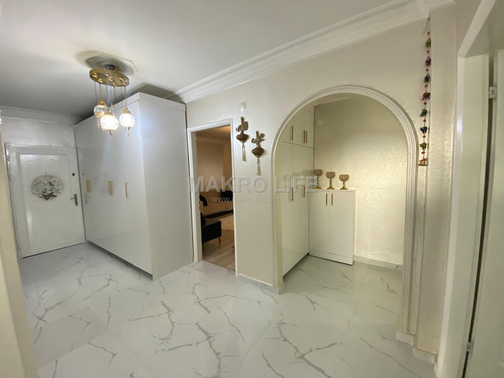 MEDYA KAVŞAĞINDA ANA CADDE ÜZERİ 3+1 BAKIMLI SATILIK DAİRE