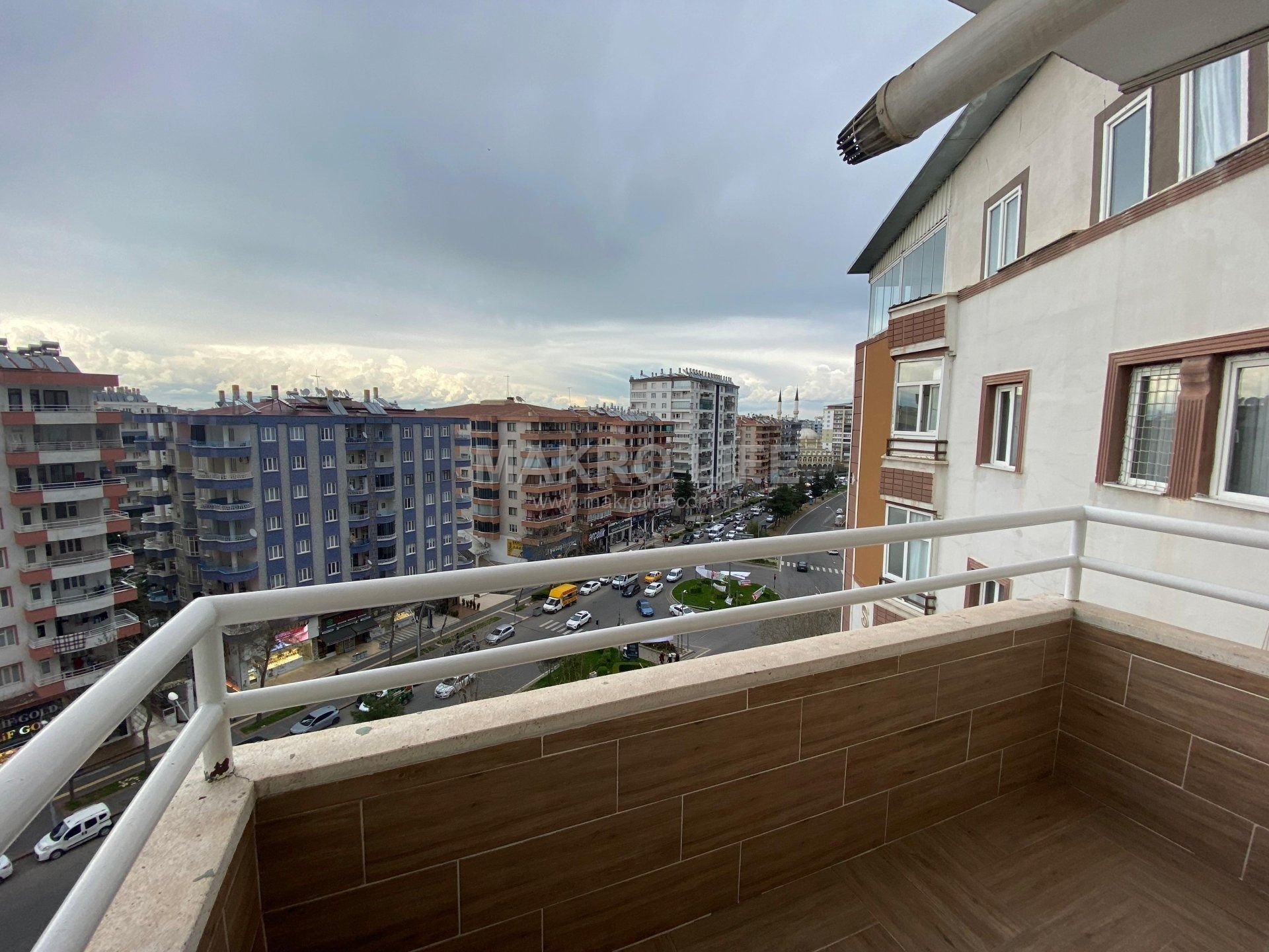 MEDYA KAVŞAĞINDA ANA CADDE ÜZERİ 3+1 BAKIMLI SATILIK DAİRE