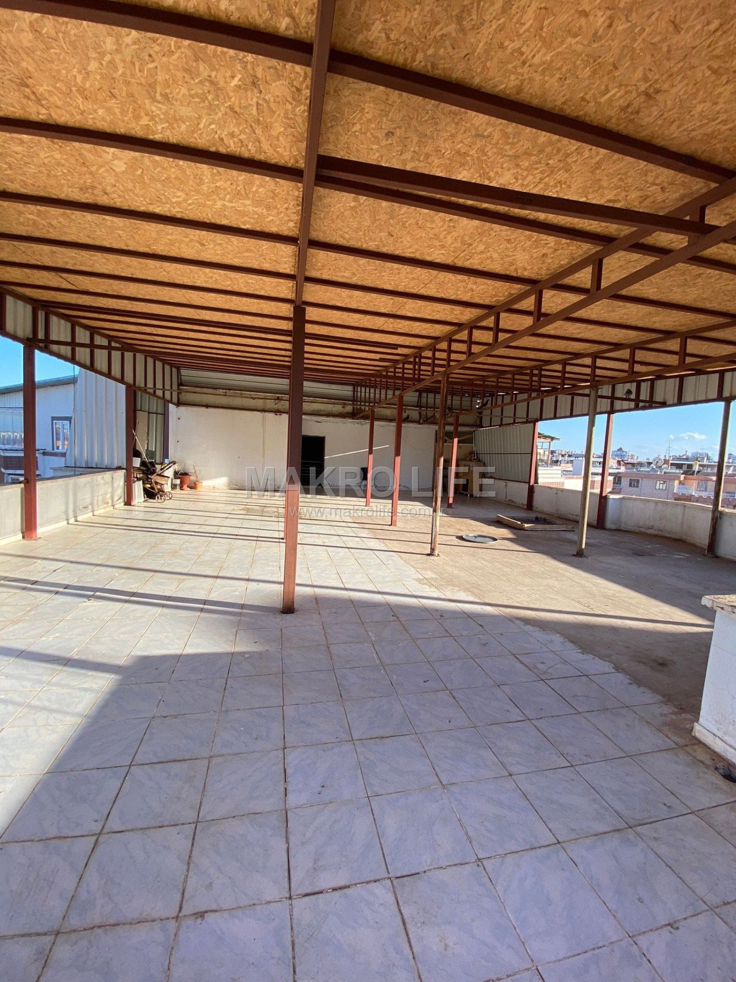 MEDYA KAVŞAĞINDA ANA CADDE ÜZERİ 3+1 BAKIMLI SATILIK DAİRE