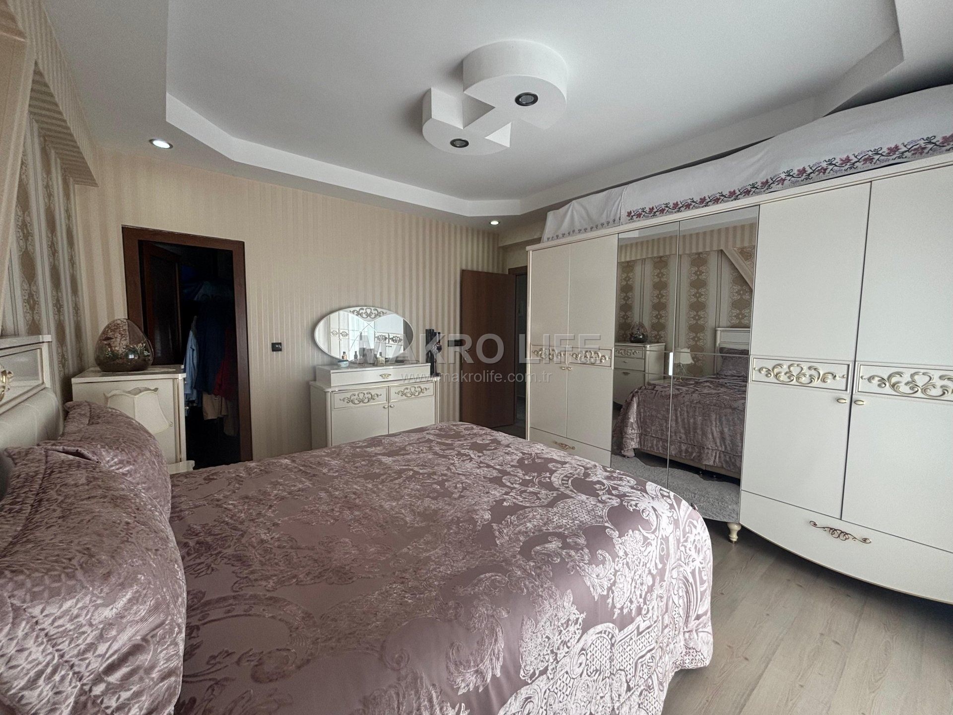 BAĞCILARDA SIFIR AYARINDA 4+1 SATILIK DAİRE