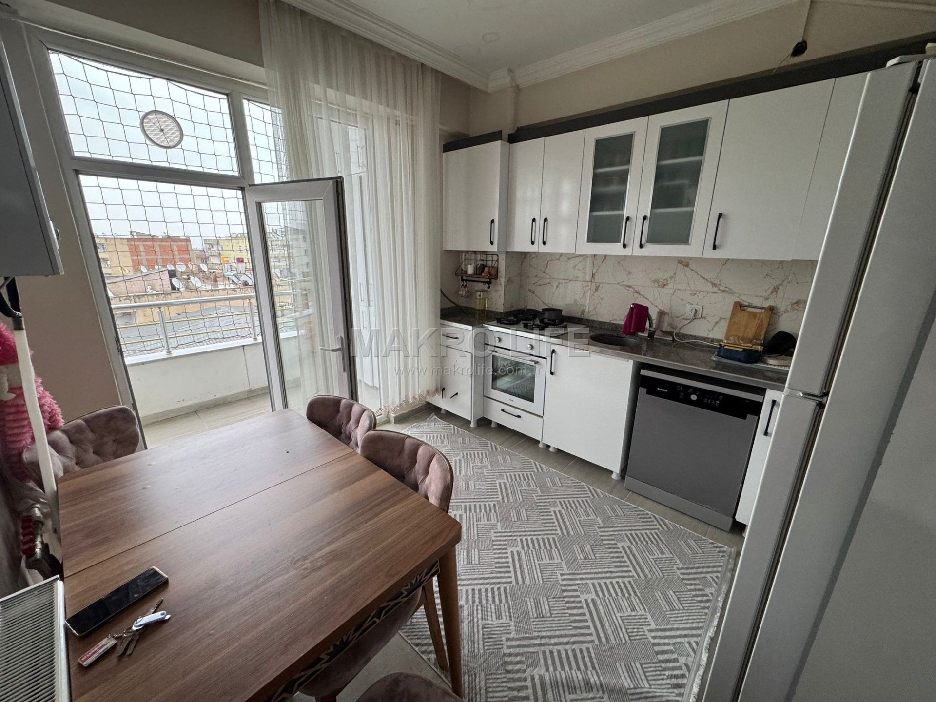 HUZUREVLERİ CAMİ ARKASI MERKEZİ KONUMDA 2+1 SATILIK DAİRE