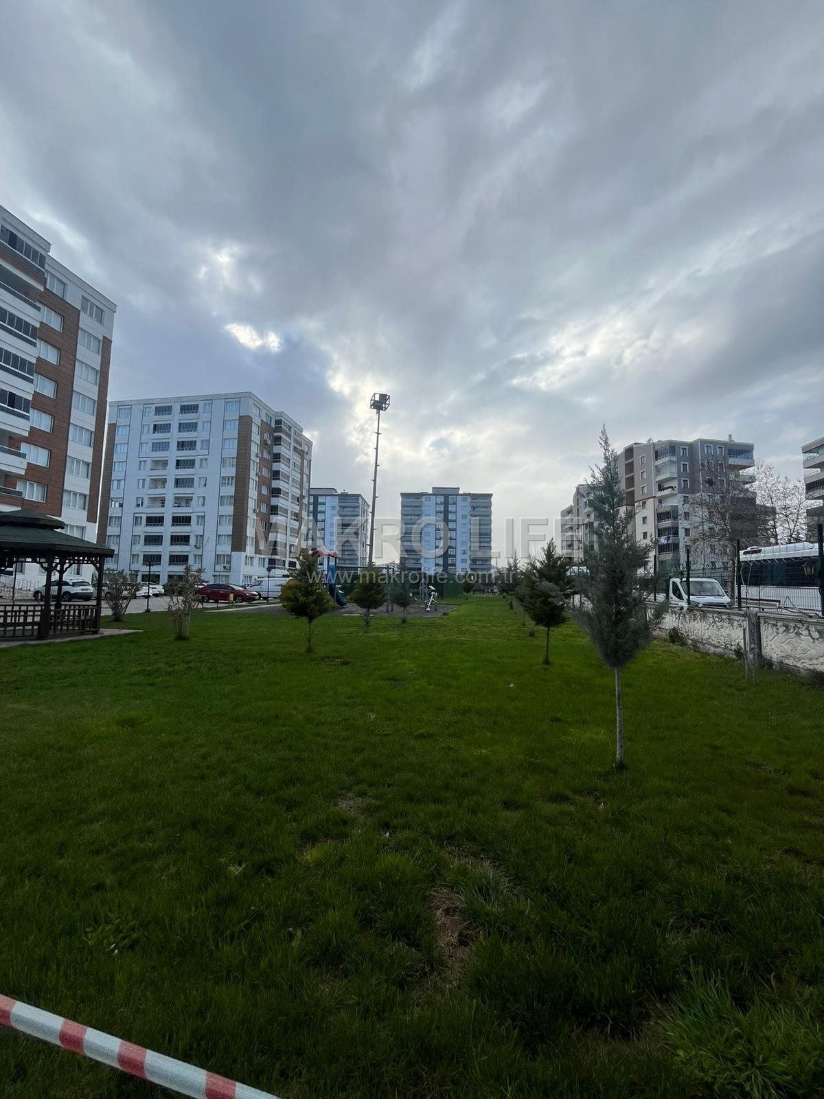 BAĞCILAR HESKİF CADDESİNDE 3+1 ARA KAT SATILIK FIRSAT DAİRE