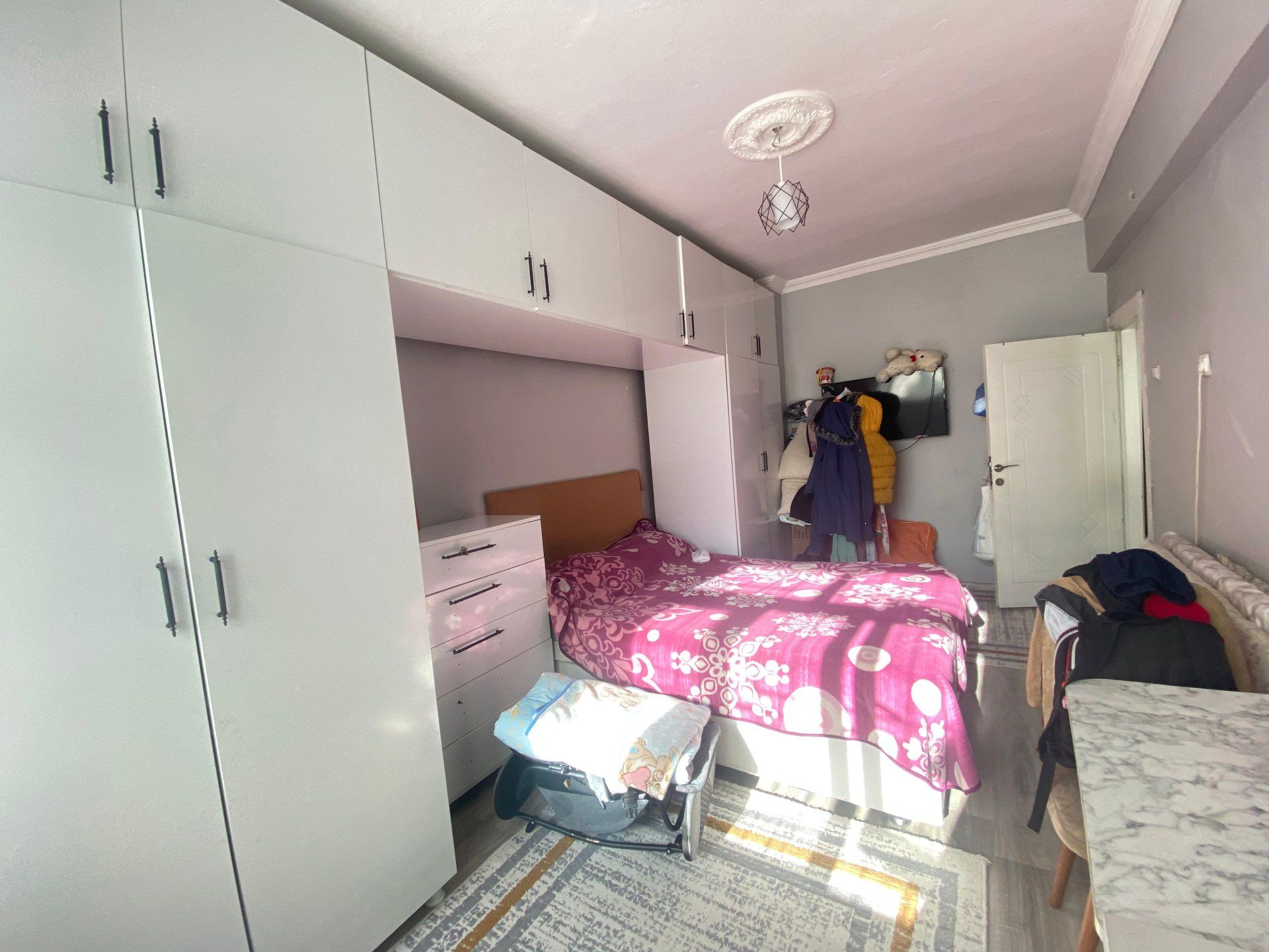 KOŞUYOLU PARKI KARŞISI CADDE ÜZERİ 2+1 BAKIMLI DAİRE