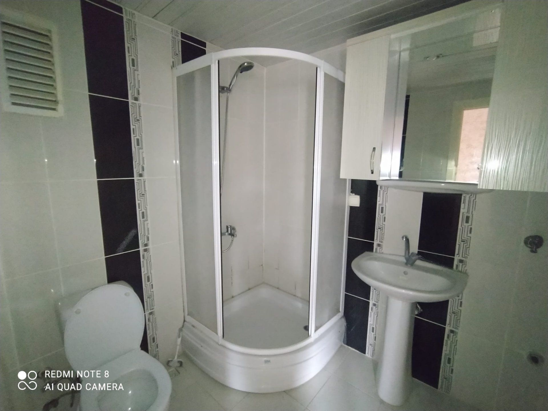 ÜÇKUYULAR SEMT PAZARINA YAKIN 3+1 KİRALIK DAİRE
