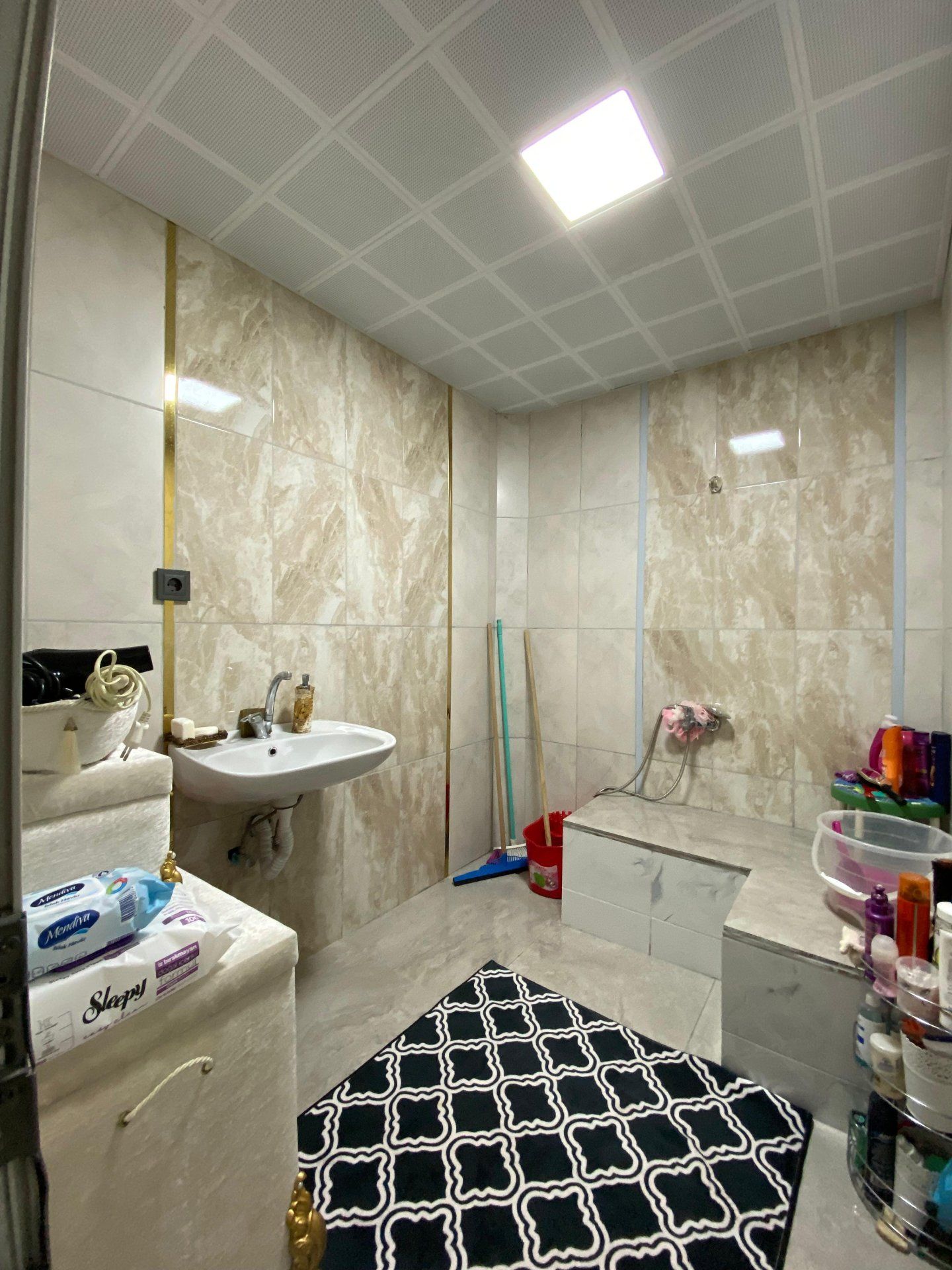 HUZUREVLERİ SON DURAK ANA CADDE ÜZERİ BAKIMLI 3+1 FIRSAT DAİRE