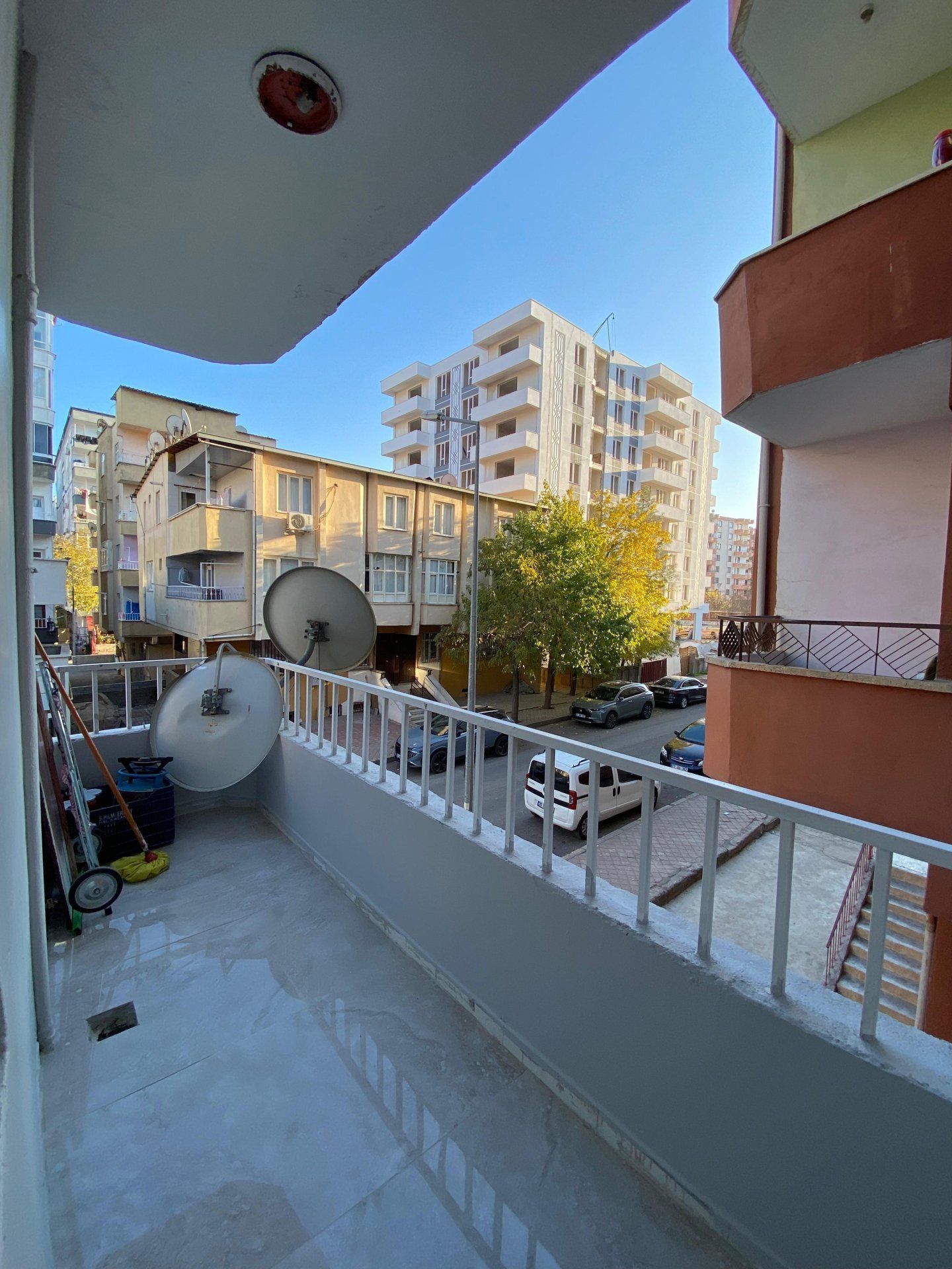 HUZUREVLERİ SON DURAK ANA CADDE ÜZERİ BAKIMLI 3+1 FIRSAT DAİRE