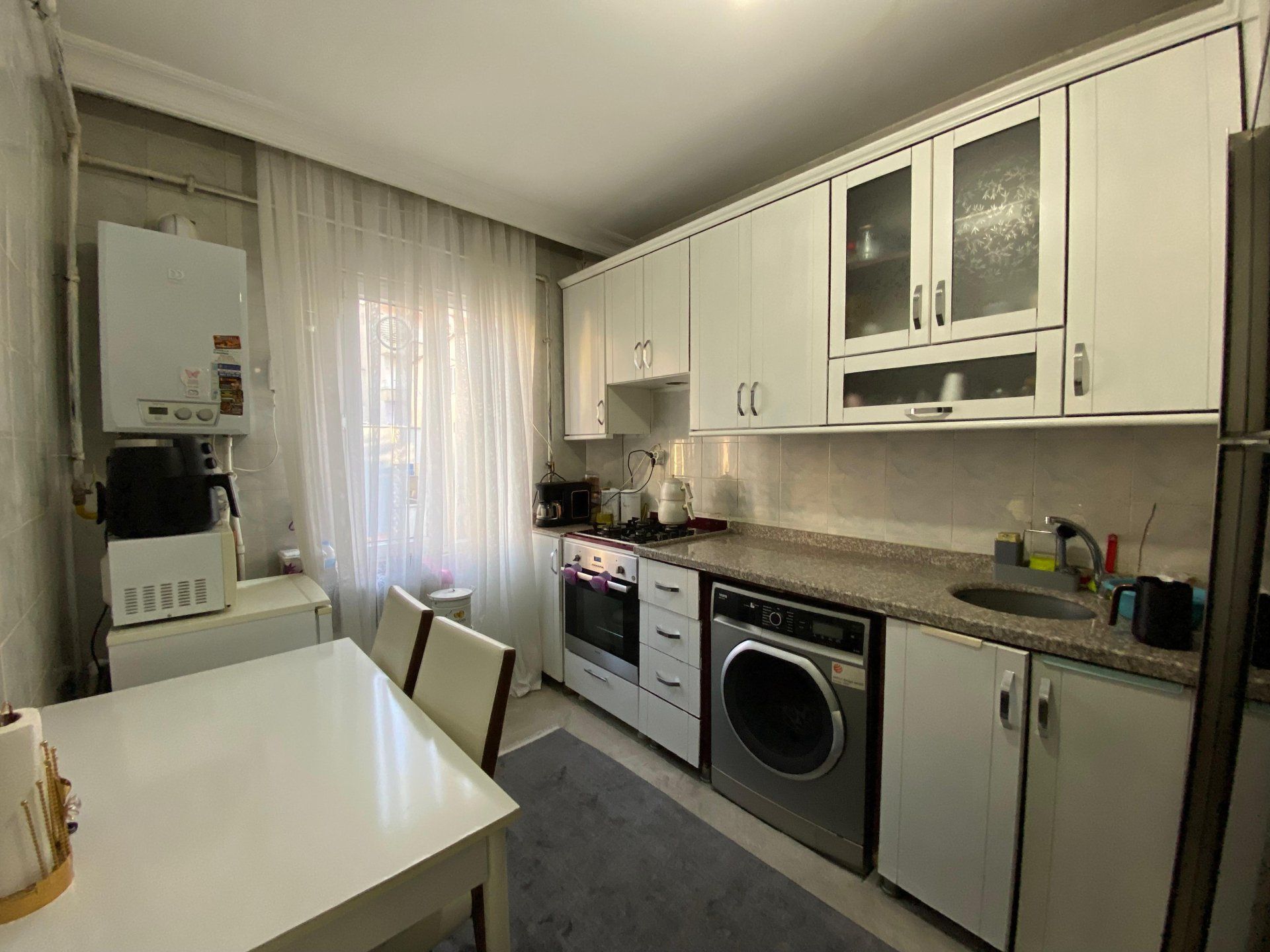 HUZUREVLERİ SON DURAK ANA CADDE ÜZERİ BAKIMLI 3+1 FIRSAT DAİRE