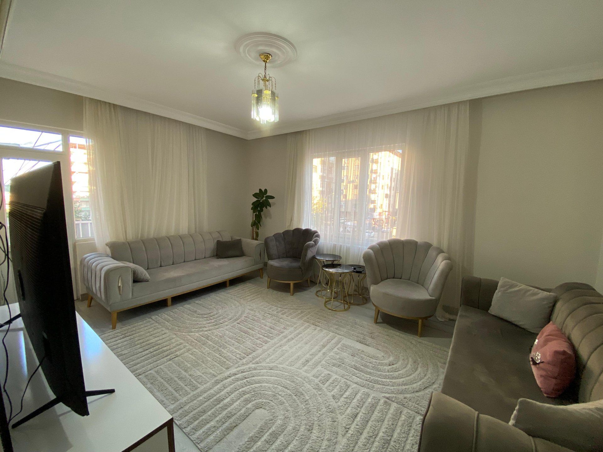 HUZUREVLERİ SON DURAK ANA CADDE ÜZERİ BAKIMLI 3+1 FIRSAT DAİRE