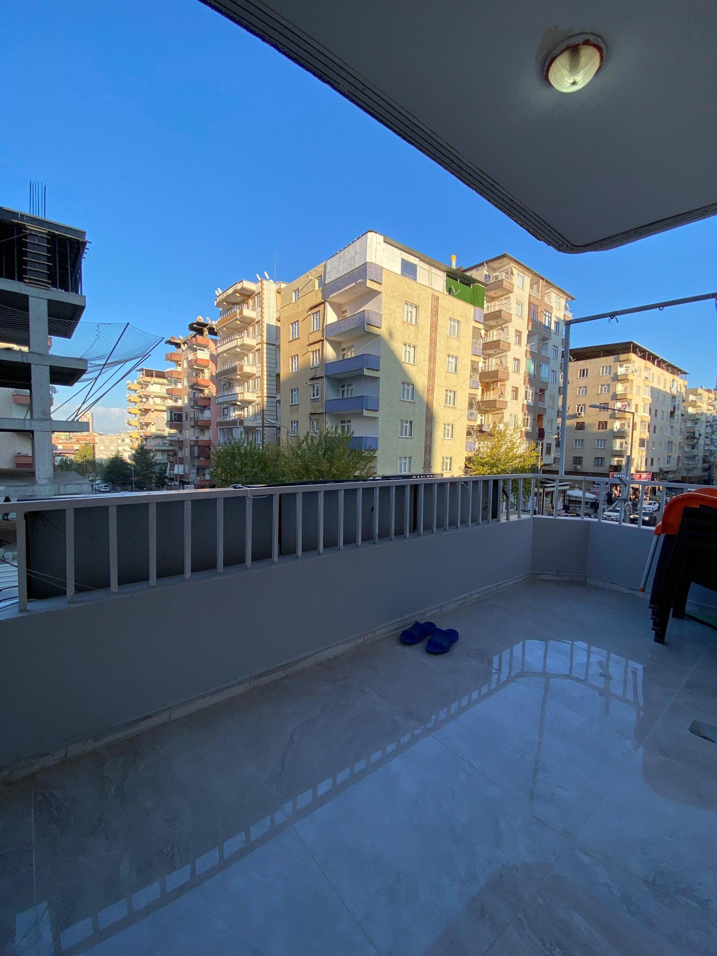 HUZUREVLERİ SON DURAK ANA CADDE ÜZERİ BAKIMLI 3+1 FIRSAT DAİRE