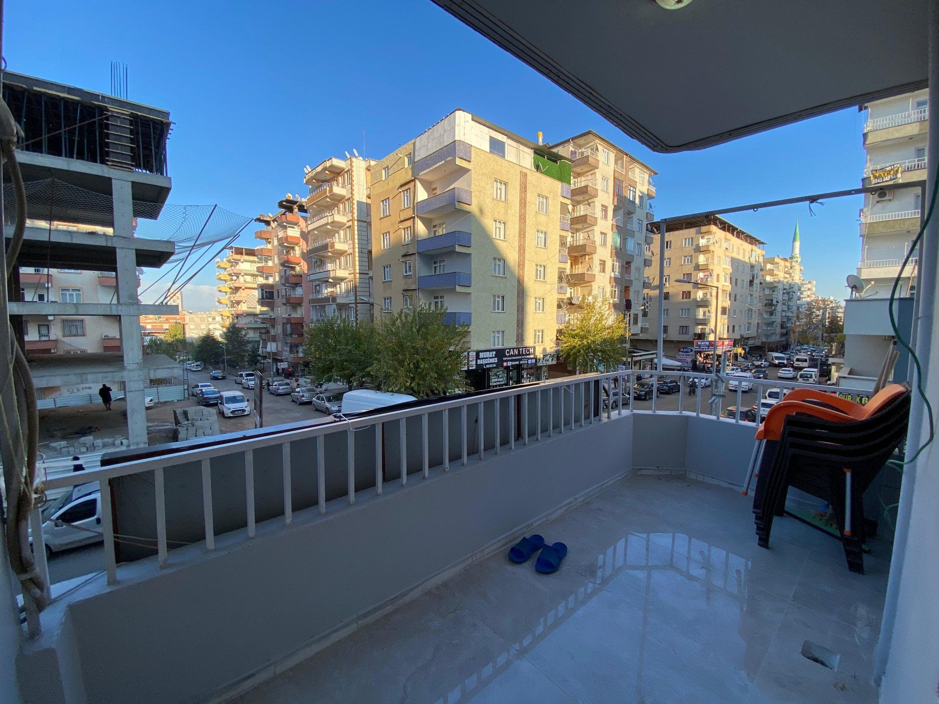 HUZUREVLERİ SON DURAK ANA CADDE ÜZERİ BAKIMLI 3+1 FIRSAT DAİRE